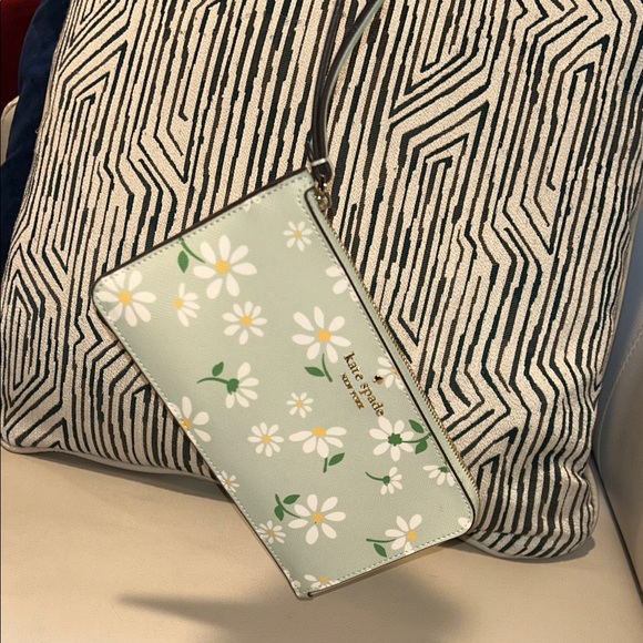 NWOT kate spade Mint Green Floral Wristlet with White & Yellow Daisies - Picture 9 of 9